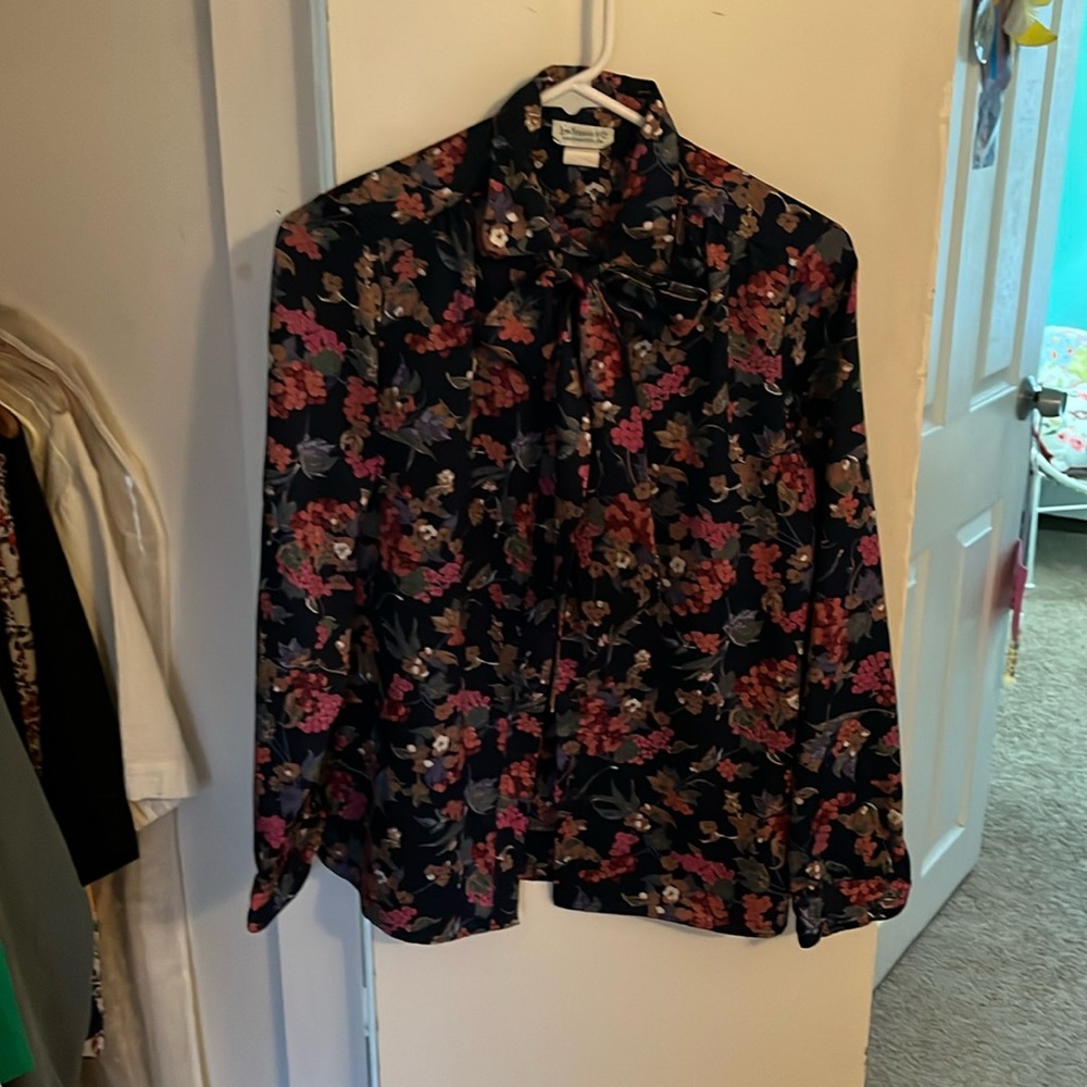 Incredible vintage floral button down blouse bow tie Levi Strauss women’s small